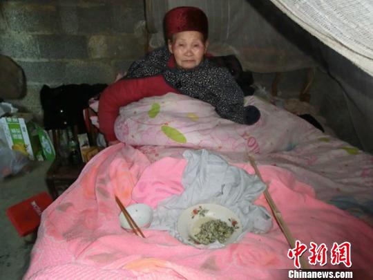担心米漏出来，淘米时“涛涛”格外小心 陈开平 摄