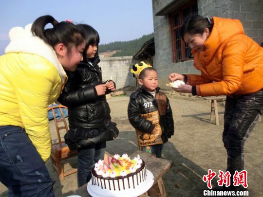 担心米漏出来，淘米时“涛涛”格外小心 陈开平 摄