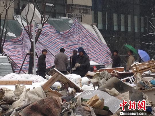 垮塌现场，几位工人正在抢修。 刘林 摄