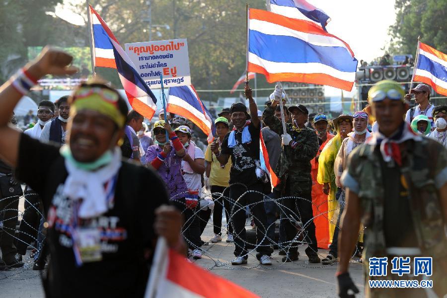 　　2月18日，在泰国首都曼谷的总理府附近，反政府示威者用铁丝网封锁道路。当日，泰国警方出动2.5万警力，对总理府、民主纪念碑、能源部、内政部、政府综合办公楼等五个地点附近的集会示威者实施驱逐，并疏通交通，以便政府人员尽快恢复正常工作、学校尽快复课。当天的冲突造成警察和示威者共4人死亡、64人受伤。新华社记者高健钧摄 