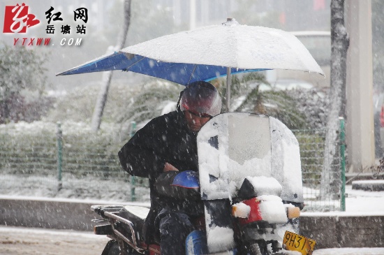 【雪中莲城众生相】大雪出行难 摩的价格见涨