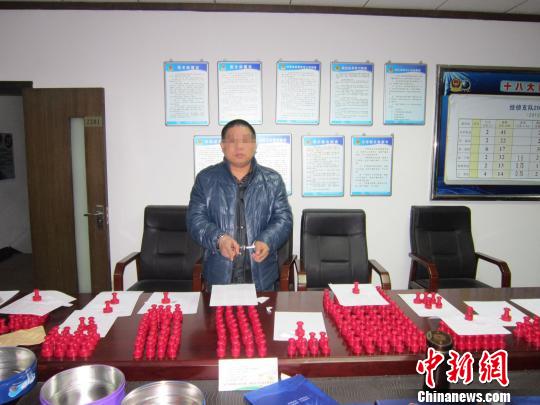 图为嫌疑人和查获的假发票及假印章。　大渡口警方供图　摄