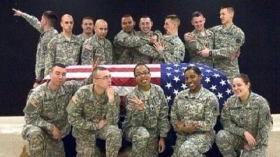 美士兵在阵亡士兵棺材前嬉笑合影激怒家属(图)
