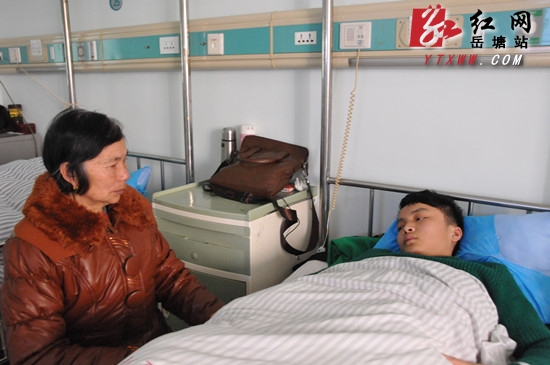 养父去世养母改嫁 21岁青年医药费无着落