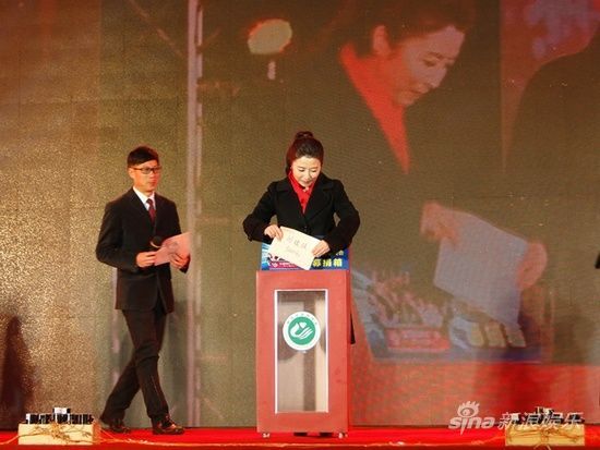 刘媛媛正在台上捐赠