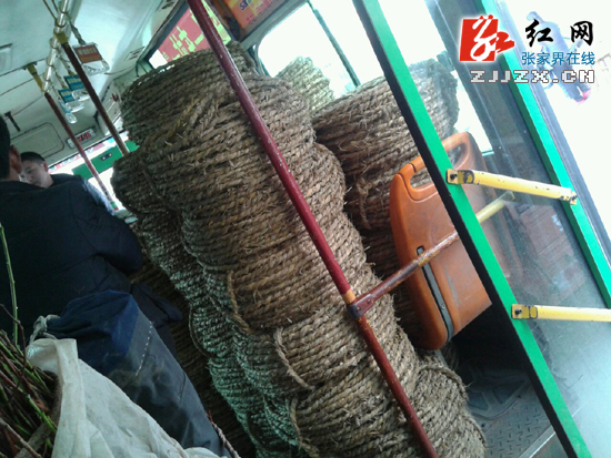 慈利县一公交车变身“货运车” 监管部门回应：及时整改