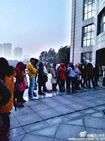 武汉一高校百名考研学子凌晨4点顶寒风抢座(图)