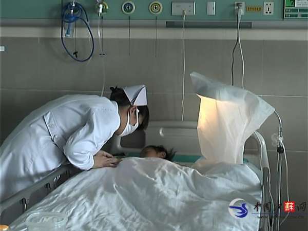 江苏2岁女童模仿大人切菜4根手指不慎被剁掉(图)