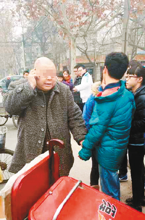 摔倒的男子拉住扶起他的一名学生 图片由郭女士提供