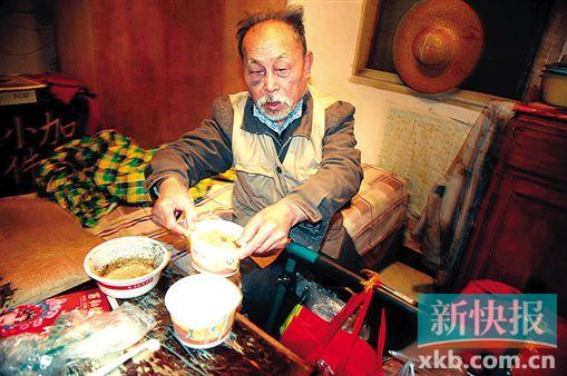 ■一元钱的白饭,七、八元钱小菜算是钟大爷的午饭,吃不完就留着下顿。