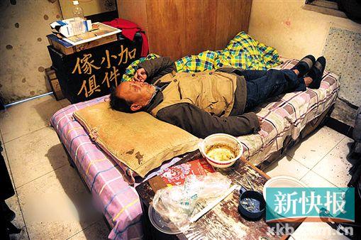 ■80岁的钟海泉居住在社区为他安顿的简陋房里,每天吃饭、遛弯、面朝屋顶。