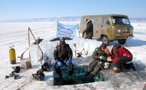 潜水者们将冰层凿开以方便下潜。