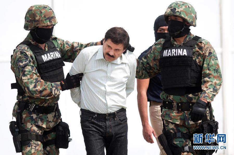 　　2月22日，在墨西哥城海军军用机场，被士兵羁押的古斯曼（中）出现在新闻发布会上。墨西哥头号毒贩华金·古斯曼（绰号：“矮子”古斯曼）21日在军方的一次行动中，在墨西北部海滨城市马萨特兰被捕。新华社发（戴维德·拉帕斯摄） 