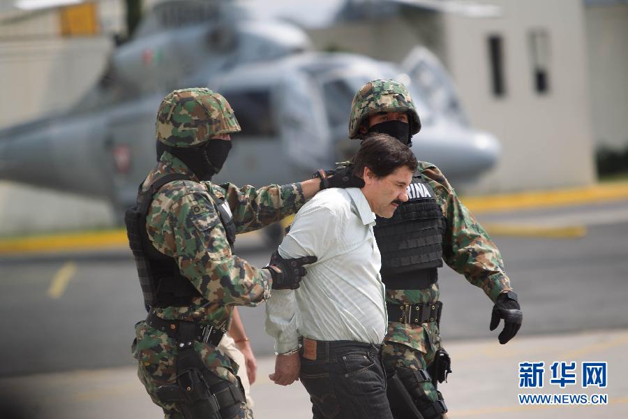 　　2月22日，在墨西哥城海军军用机场，被士兵羁押的古斯曼（中）出现在新闻发布会上。墨西哥头号毒贩华金·古斯曼（绰号：“矮子”古斯曼）21日在军方的一次行动中，在墨西北部海滨城市马萨特兰被捕。 新华社记者张加扬摄 