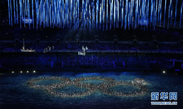 2月23日，记者们的镜头对准闭幕式现场。当日，第22届冬奥会闭幕式在菲施特奥林匹克体育场举行。 　 新华社记者龚兵摄 