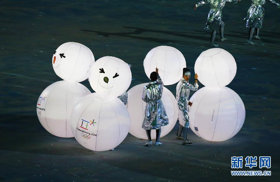 　　2月23日，韩国演员在闭幕式上表演。下届冬奥会将在韩国平昌举行。当日，第22届冬奥会闭幕式在菲施特奥林匹克体育场举行。 　新华社记者龚兵摄 