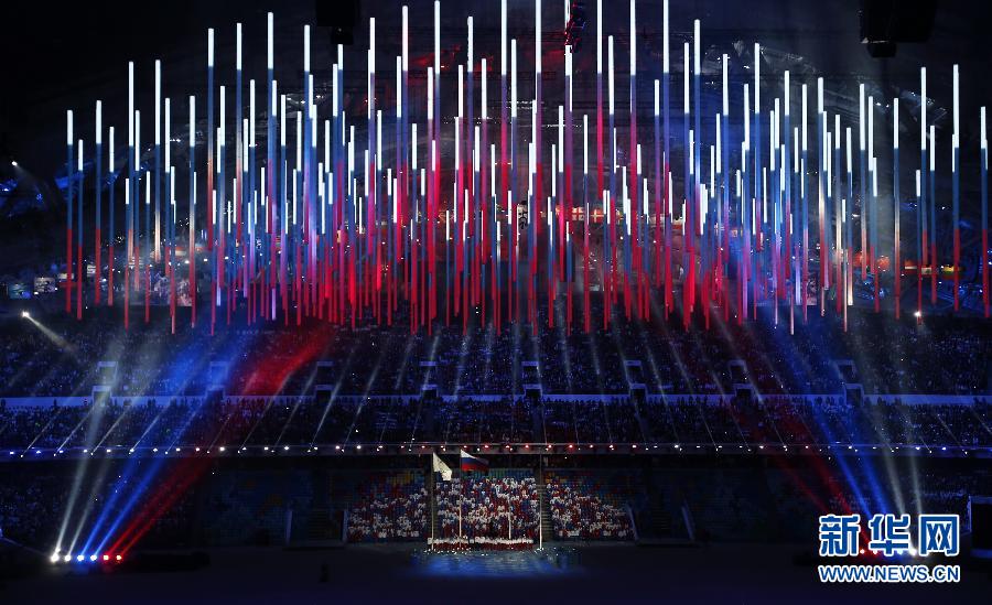 2月23日，俄罗斯国旗和奥运会会旗在闭幕式上飘扬。当日，第22届冬奥会闭幕式在菲施特奥林匹克体育场举行。 　 新华社记者王丽莉摄 