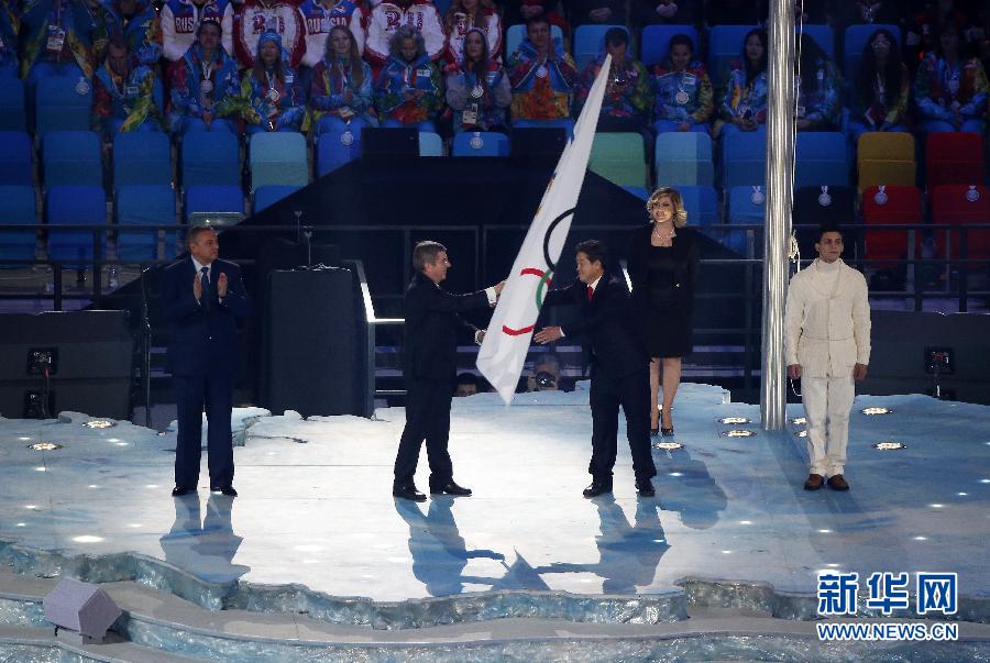 　　2月23日，2018年冬奥会举办城市平昌市市长李石莱（左三）从国际奥委会主席巴赫（左二）手中接过国际奥委会会旗。当日，第22届冬奥会闭幕式在菲施特奥林匹克体育场举行。　 新华社记者王丽莉摄 