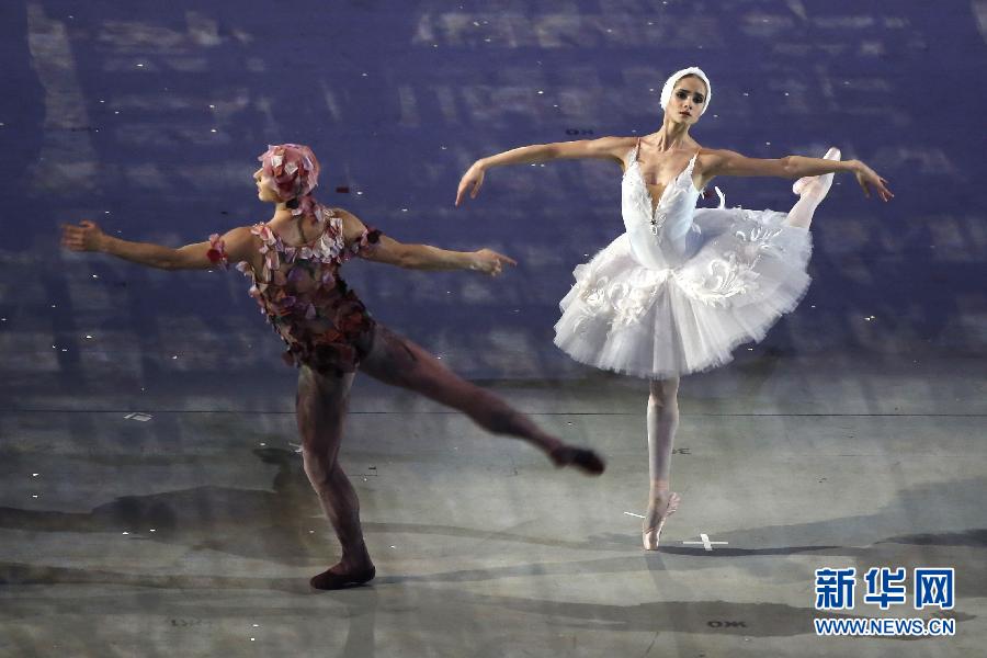 　2月23日，芭蕾舞演员在闭幕式上表演。当日，第22届冬奥会闭幕式在菲施特奥林匹克体育场举行。 　 新华社记者王丽莉摄 