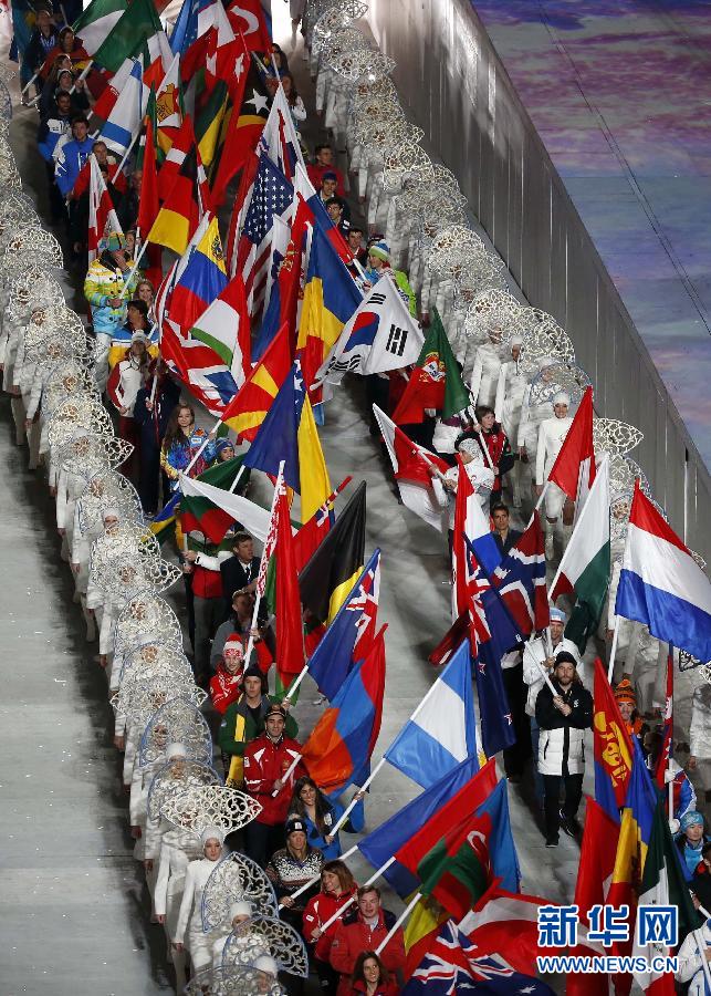 　　2月23日，各体育代表团旗帜在闭幕式上入场。当日，第22届冬奥会闭幕式在菲施特奥林匹克体育场举行。 　 新华社记者王丽莉摄 