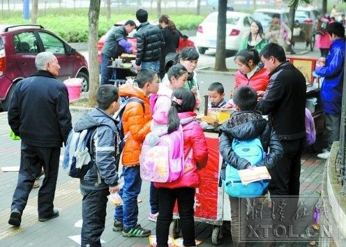 校门口附近的流动摊贩生意火爆	（记者 欧阳天 摄）