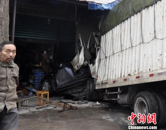 四川达州货车刹车失灵挤“扁”轿车一孕妇受伤获救