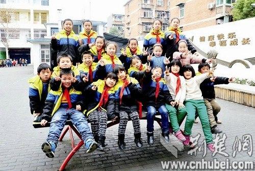 武汉一小学10对双胞胎 为便于管理都在一个班(图)