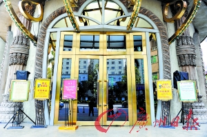 在医院ICU病房中的张俊。