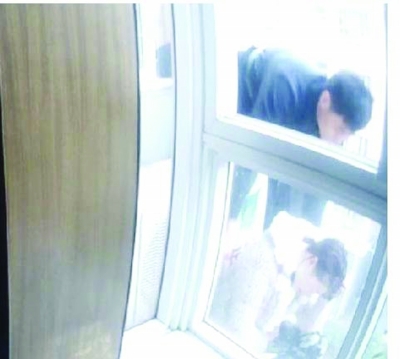 杨警长用绳子系在腰上，探出阳台，趁女子不注意一把抓住了她。