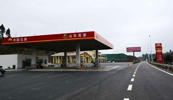 男子高速行驶油耗尽拨打119 警力为其送油(图)