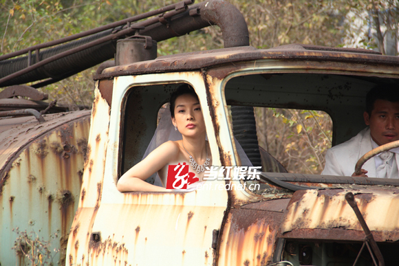 电视剧《钢的琴》汪洋搞怪婚纱照