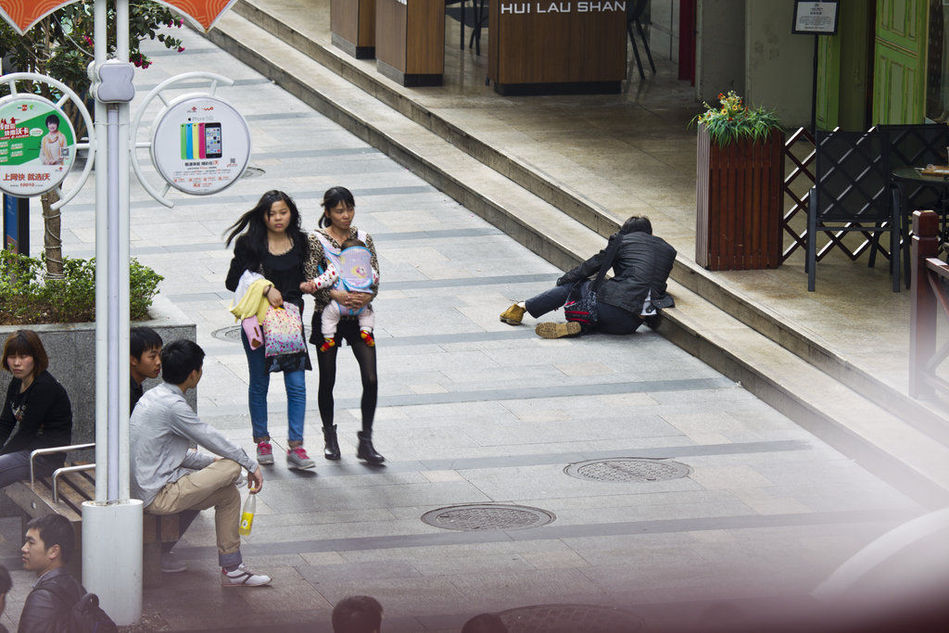 记者“摔倒”测试深圳人“管不管”