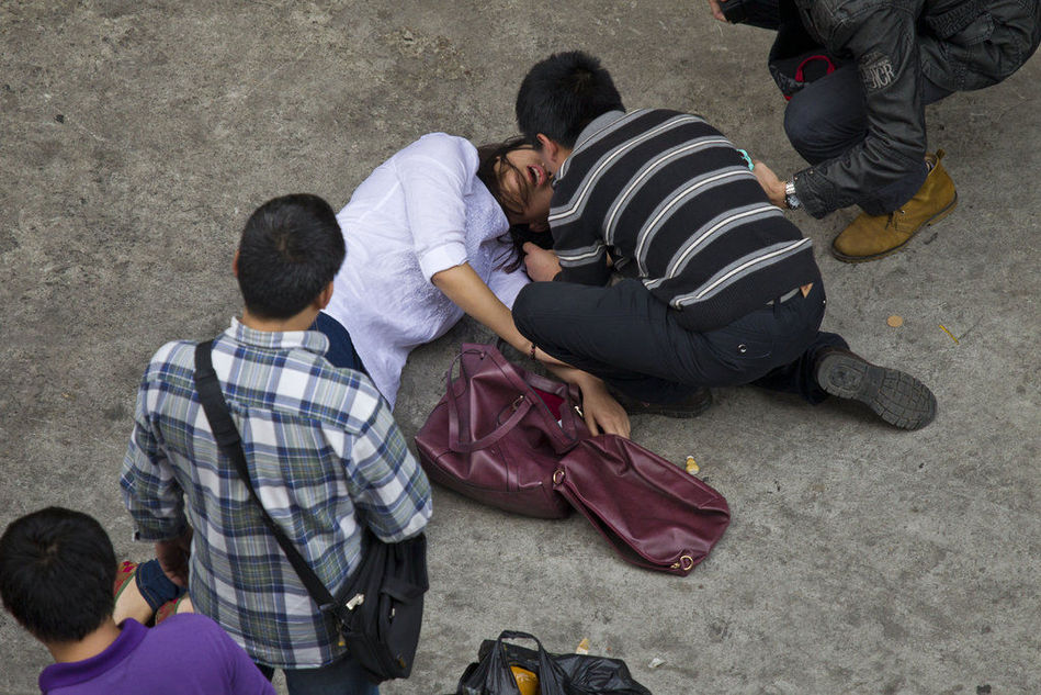 记者“摔倒”测试深圳人“管不管”