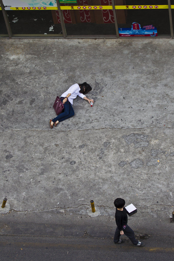 记者“摔倒”测试深圳人“管不管”