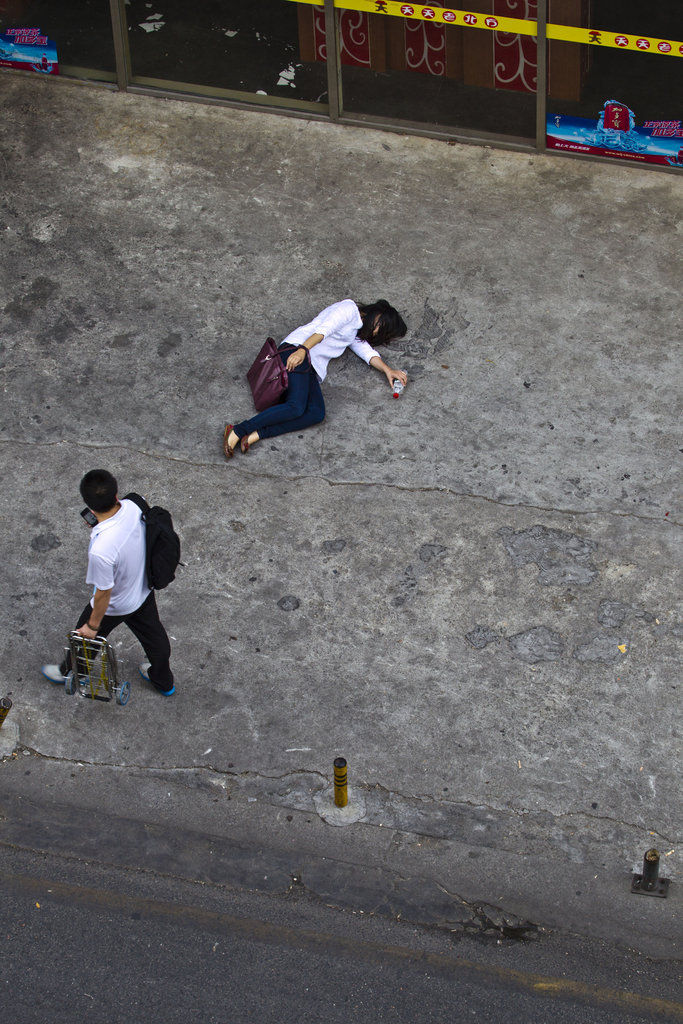 记者“摔倒”测试深圳人“管不管”