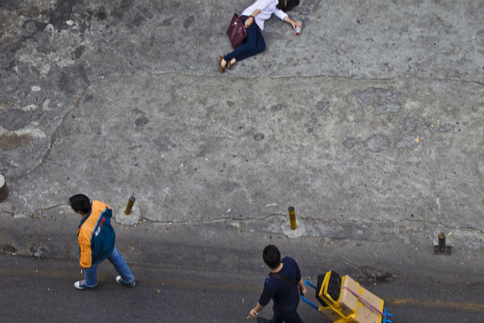 记者“摔倒”测试深圳人“管不管”