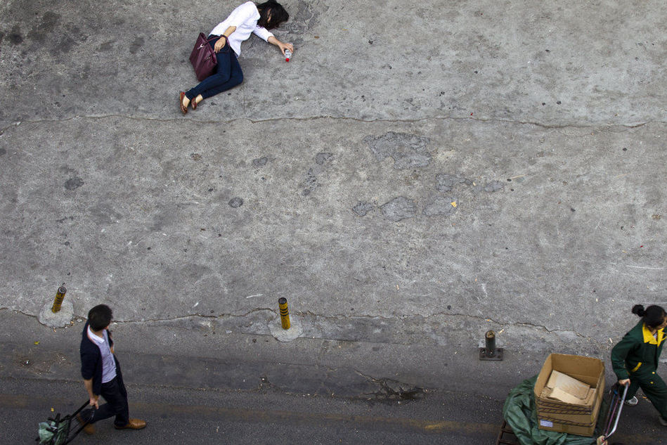 记者“摔倒”测试深圳人“管不管”