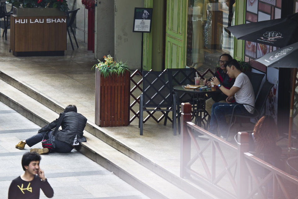 记者“摔倒”测试深圳人“管不管”