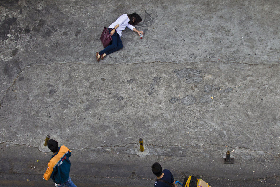 记者“摔倒”测试深圳人“管不管”