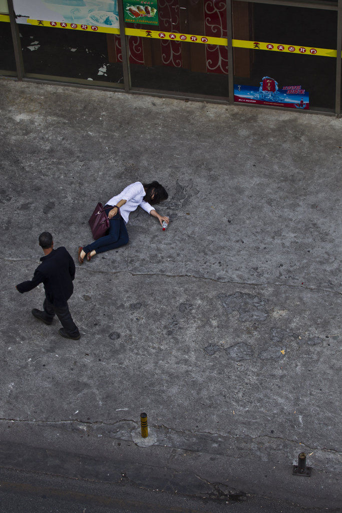 记者“摔倒”测试深圳人“管不管”