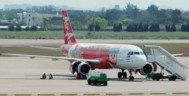 亚洲航空AK1519飞亚庇班机，28日上午起飞后引擎着火，自动灭火后飞返桃园机场检修。来自中时电子报