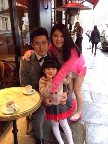 李湘、王岳伦与Angela现身巴黎街头