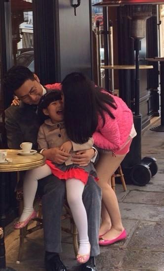 李湘、王岳伦与Angela现身巴黎街头