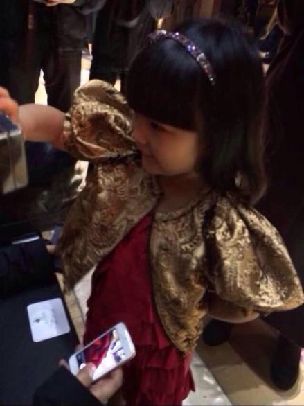 李湘带Angela现身巴黎秀场