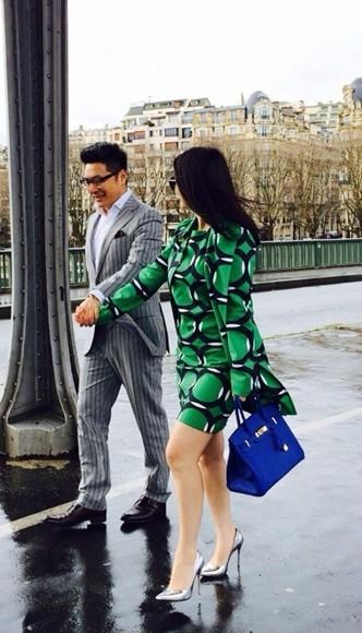 李湘、王岳伦街头拍写真