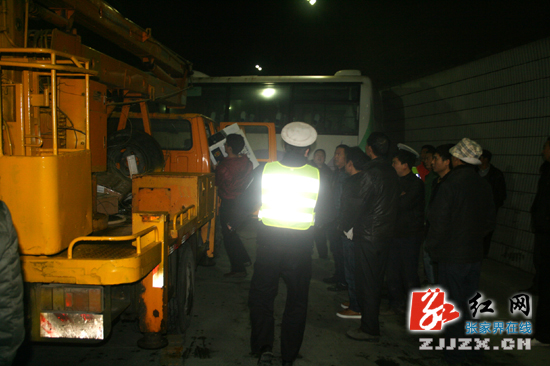 大巴车意外卡隧道 武陵源民警10分钟保畅通