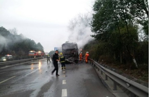 四川成渝高速一辆客车自燃 伤亡不明(图)