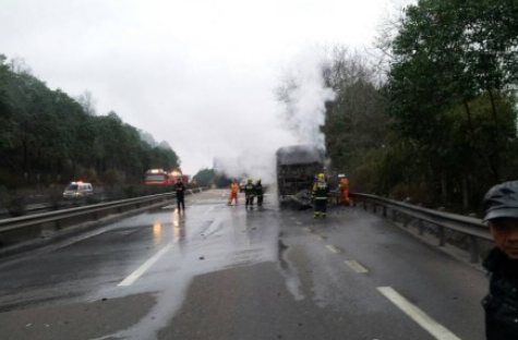 四川成渝高速一辆客车自燃 伤亡不明(图)
