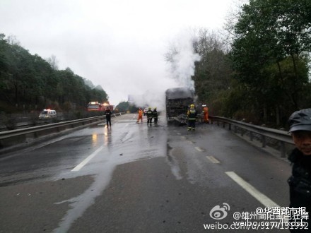 成渝高速一辆资阳到成都客车自燃(图)