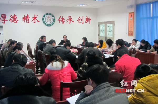 2月25日下午，湖南省道县中医院召开中层及以上干部和党员会议，专题讨论学习该院《开展党的群众路线教育实践活动的实施方案》。